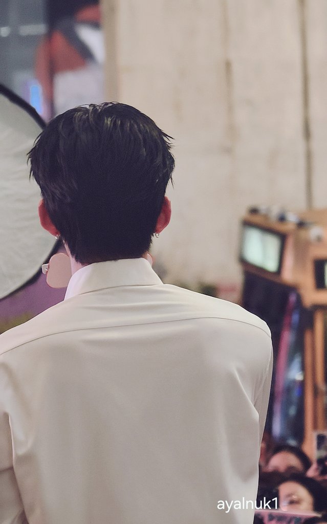 เสื้อเชิ้ตเข้ารูป กับไหล่กว้างๆ อย่าใส่อีกน่ะ(ใส่อีก) มันเขิล