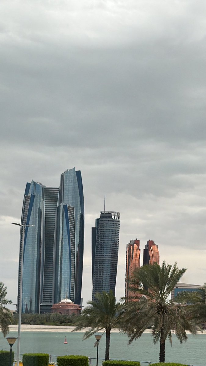 a493__'s tweet photo. « سقاك الله . . يا دارٍ لها بين الحنايا دور 
مراويح السحاب اللي تخلي اليابسه : ترفه

لعلّي يوم أوقف عند بيت ام العيون الحور
يخليها محاويل المطر تطلع من الشرفه »

— محمد الكريدي https://t.co/BBTblxwq38
