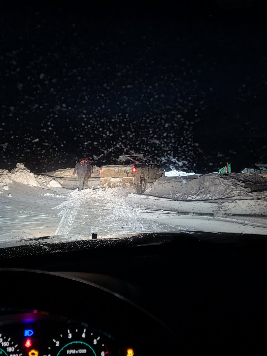 Skywalker2194's tweet image. We got this far until truck got stuck. Ill plow snow so i can get in with jeep. Can do a live once done and situated. Then can tell the story 😉