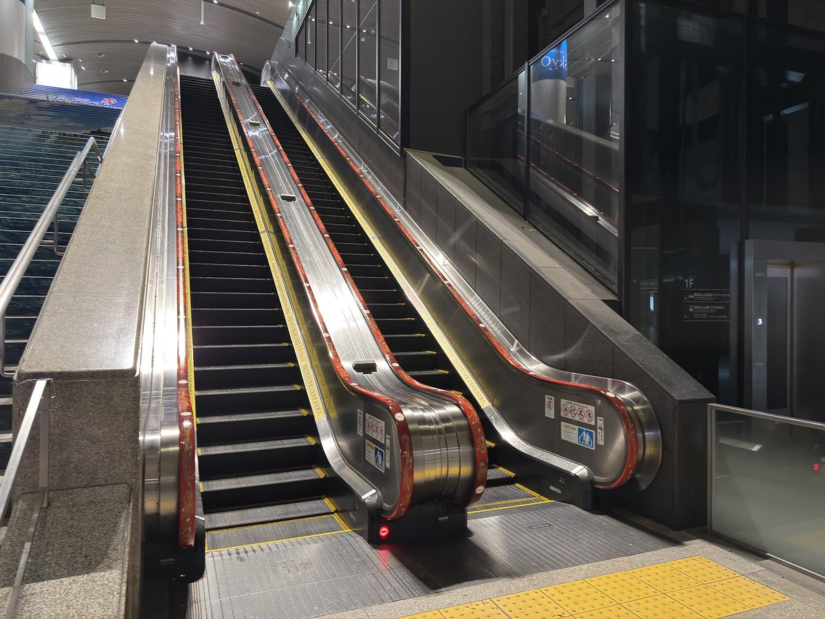 UDescalator's tweet photo. なんば駅でUDベルトを実施中です！

この度、南海電鉄なんば駅にてUDベルトを採用いただきました。
2026年春にデビューする南海電鉄様の「GRAN天空」のデザインを施しております！
https://t.co/WPmD5cUYYt

なんば駅をご利用の際は、ぜひご覧ください。 https://t.co/W98gomuuFf
