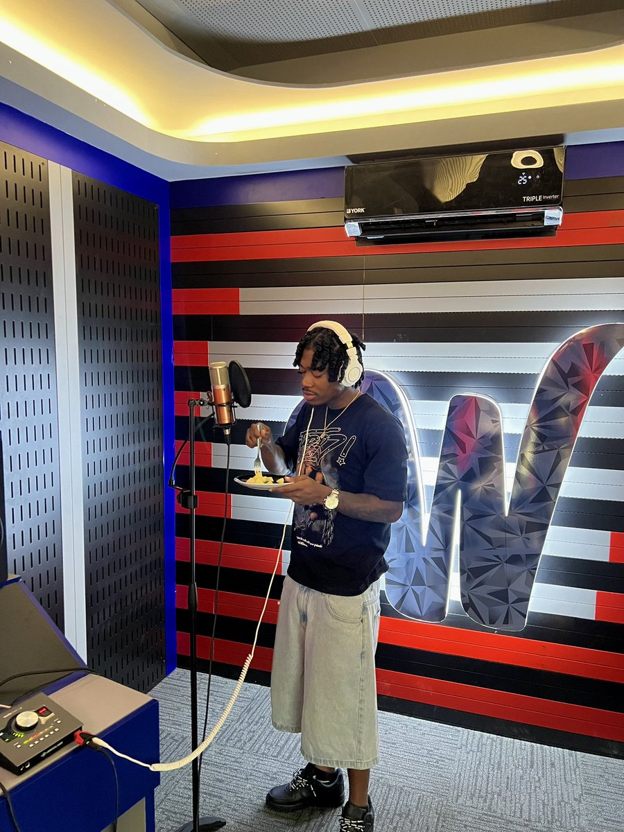 El Clooy 🐈‍⬛💛 tweet media