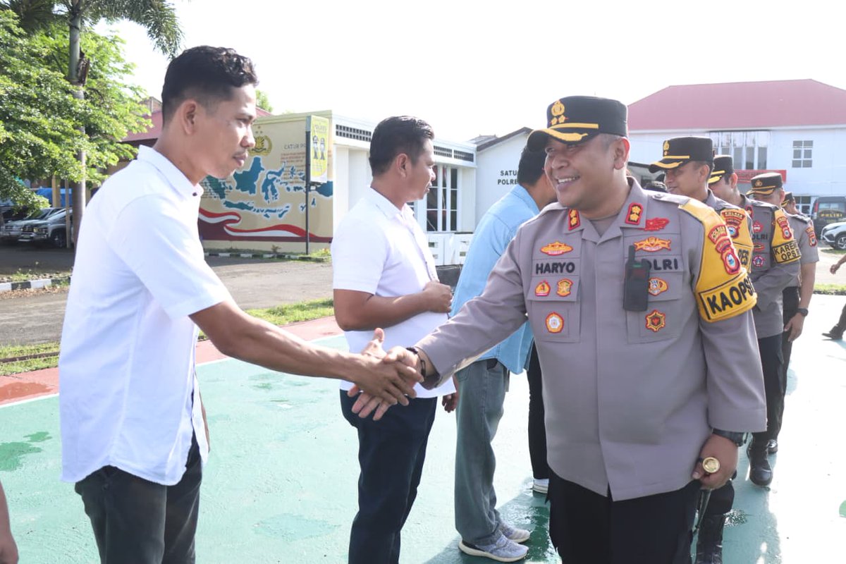 PJeneponto8586's tweet photo. Memasuki hari kerja pertama setelah perayaan Idul Fitri 1447 Hijriah, seluruh personel Kepolisian Resor (Polres) Jeneponto menggelar apel pagi perdana sekaligus Halal Bihalal, Rabu (25/3/2026). https://t.co/WuJzd2vFzG
