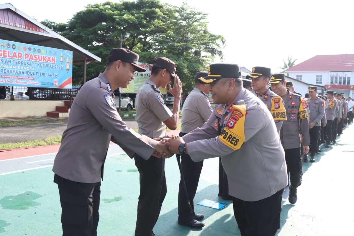 PJeneponto8586's tweet photo. Memasuki hari kerja pertama setelah perayaan Idul Fitri 1447 Hijriah, seluruh personel Kepolisian Resor (Polres) Jeneponto menggelar apel pagi perdana sekaligus Halal Bihalal, Rabu (25/3/2026). https://t.co/WuJzd2vFzG