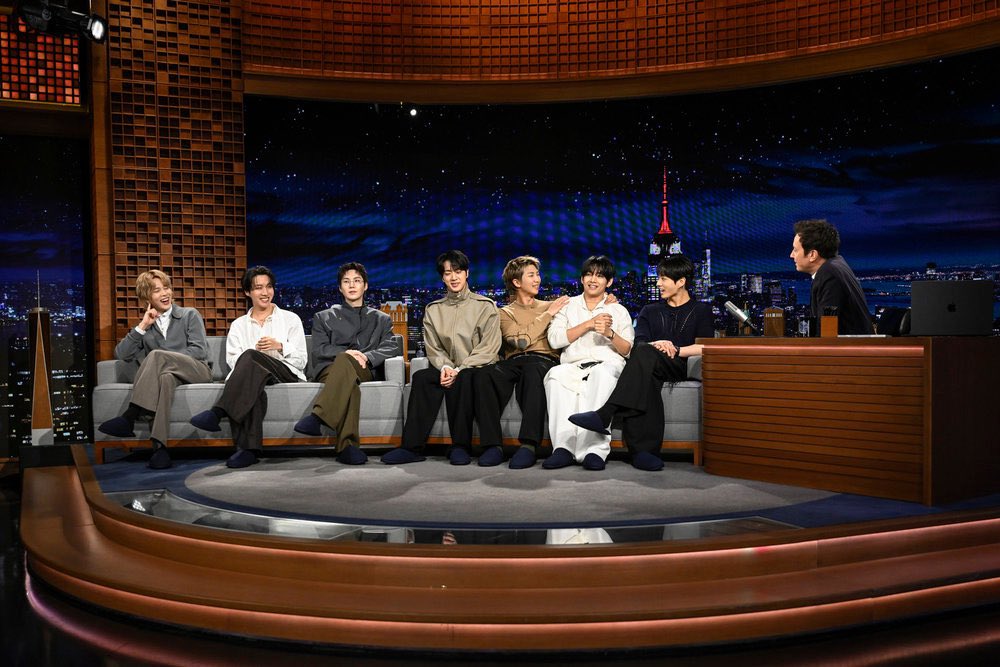 sugamihoney's tweet photo. 📸 l Hilo de fotos exclusivas de #BTS en el programa "THE TONIGHT SHOW STARRING JIMMY FALLON" 👇🏻 (1/2)

BTS AT TONIGHT SHOW 
BTS WITH JIMMY FALLON
#BTSOnFallon https://t.co/ARTrcKbHSt