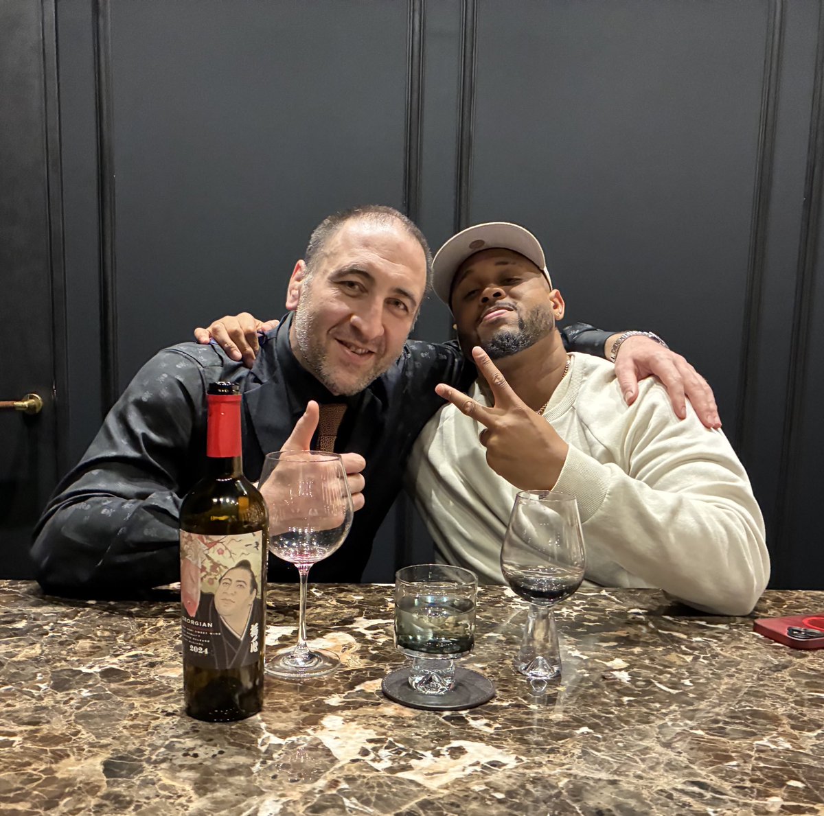 アメリカンフットボール🏈元富士通フロンティアーズのJoe Mathis選手がご来店下さいました🇬🇪🍷🇺🇸 2023 Japan U.S ...