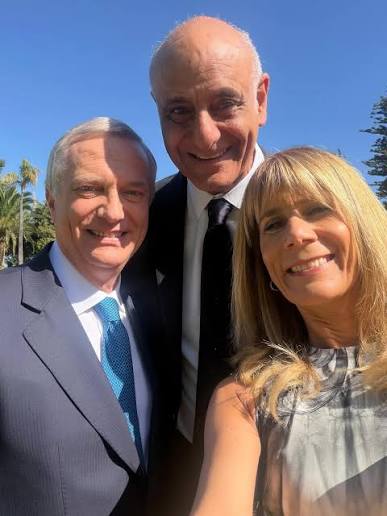 Flo #SinCorbataManosLimpiasSinProntuario tweet media