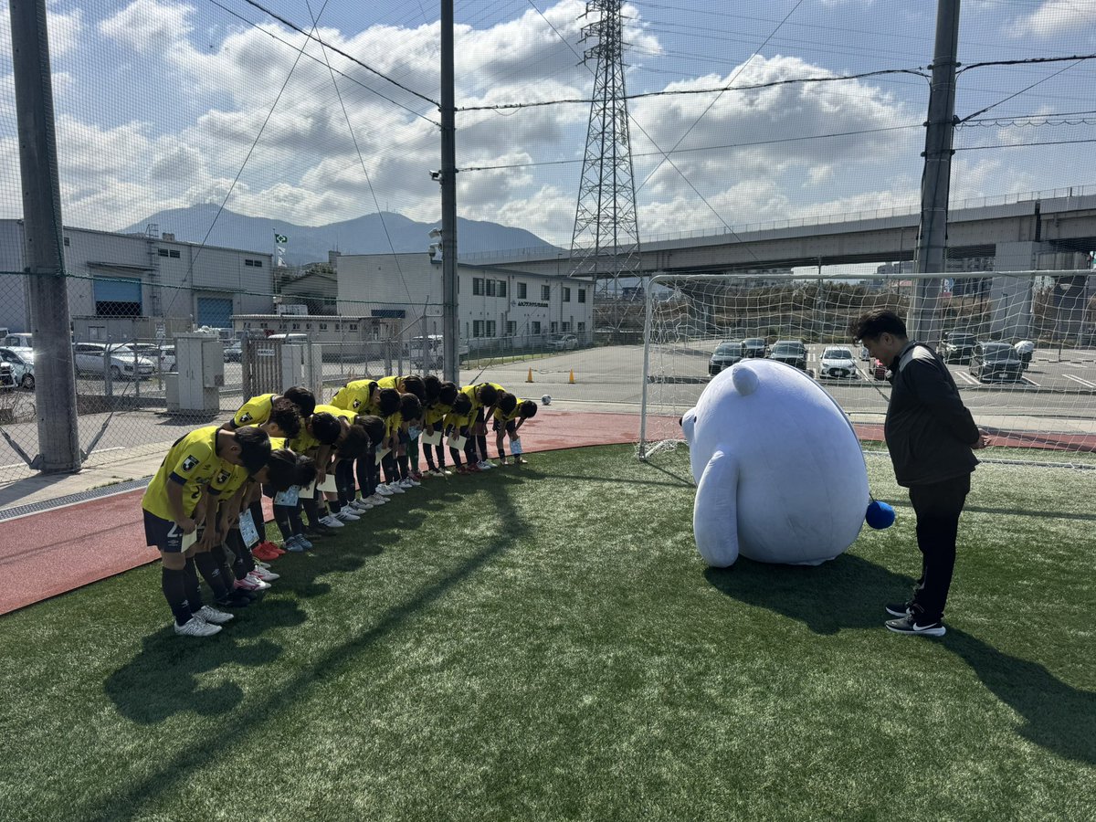 【U-12 スポンサー様情報】

本日、第一交通産業株式会社様のタクマくんと選手たちが交流しました。

トップチームのホームゲーム時に元気に歌を歌っている映像が流れる予定となっております✨

今シーズンもサポートよろしくお願いします🙇

#ギラヴァンツ北九州
#ギラヴァンツ北九州アカデミー