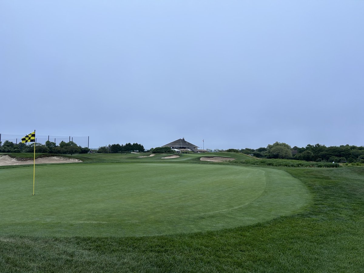 Hatless Hank tweet media