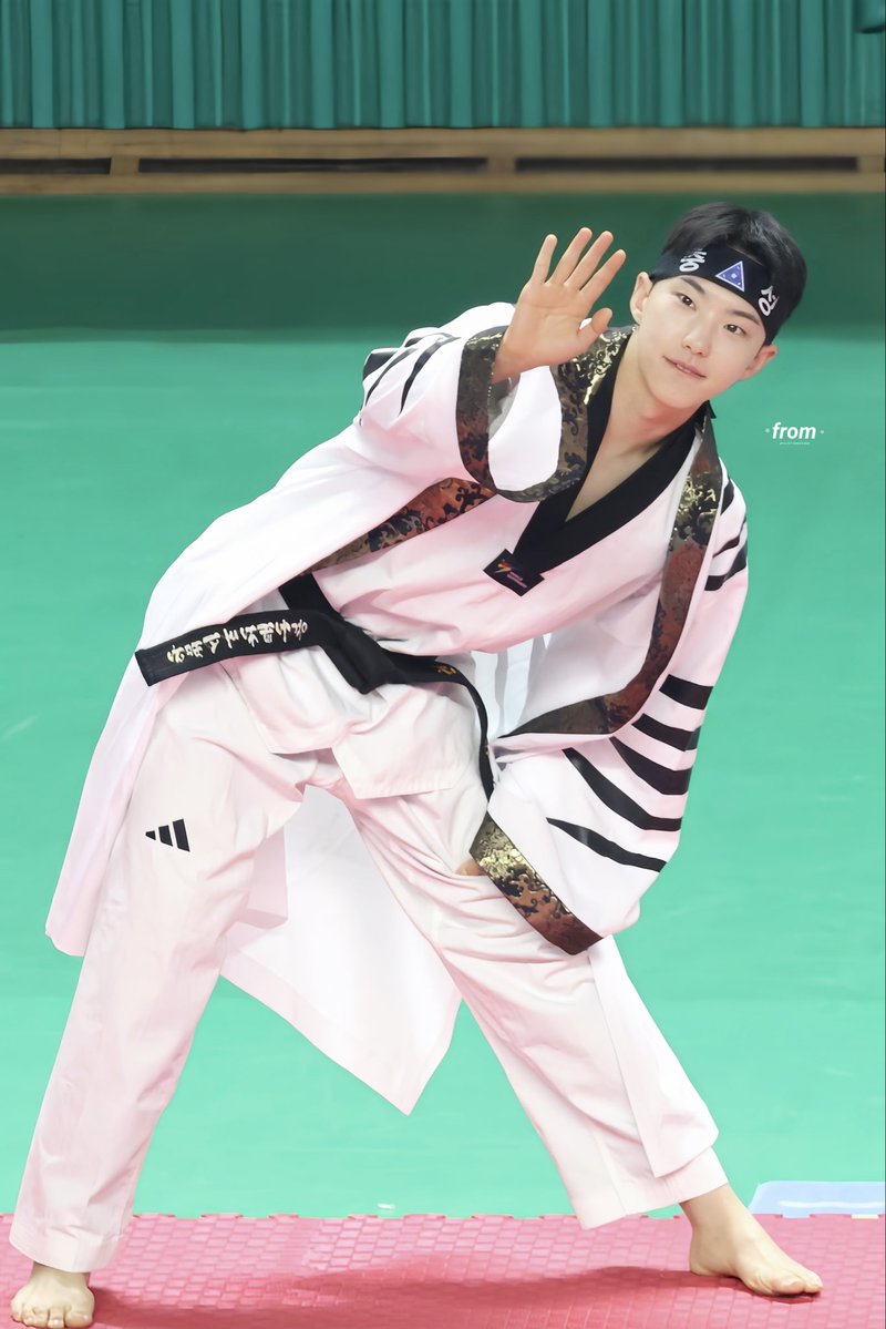 ⋆ 𝙛𝙧𝙤𝙢 ⋆ tweet media