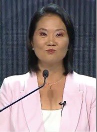 maurdiver's tweet photo. #Keiko contando sus anécdotas en pleno #DebatePresidencial. ¿Estará buscando ingresar a La Granja VIP para ver a Mark? https://t.co/TJFNpFe1QZ