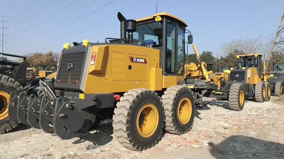 richarddddb's tweet photo. 🔥A popular, cost-effective motor grader XCMG GR215

1. Engine: Cummins 6CTA8.3-C215 
2. Power: 160kW/2200rpm 
3. Gearbox: ZF 
4. Weight: 16500kg 
5. Dimension: 8970x2625x3420mm https://t.co/Akkdaq0T5G