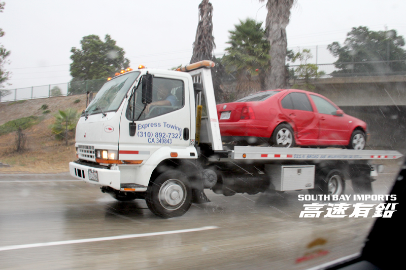 FEN810kHz's tweet photo. #米国仕様昼間雨天時全灯推進（ﾅﾝﾃﾞｽｶｺﾉﾀｸﾞ）
♪It Never Rains In Southern California～
雨のフリーウェイにて。ルーフのマーカーランプ全点灯のFUSO FE！
現地は雨が降りはじめると、いたるところで追突事故が発生します。2011年撮影 https://t.co/gAp0B9lu7z