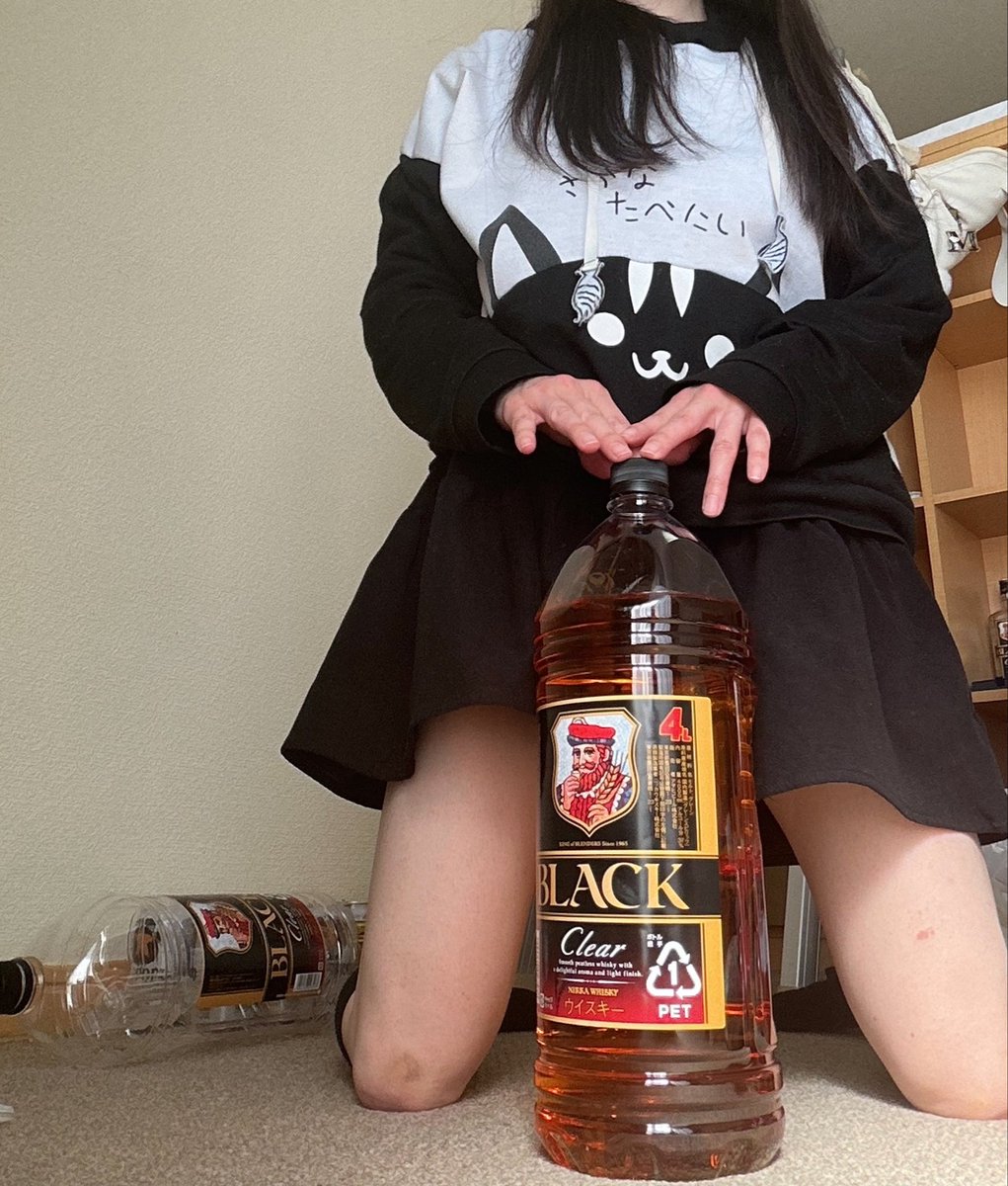 hibiajico's tweet photo. 本日のブラックニッカ確認（不定期）
3月26日ご指摘ありがとうだおw

新しいブラックニッカあけたお(๑╹ω╹๑ )
休みだし今日は呑んじゃうぞ(о´∀`о) https://t.co/XQFuW6AR2m