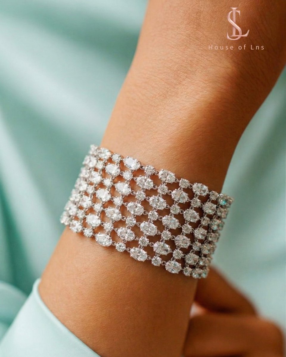 House_of_LNS's tweet photo. Why choose one when you can have both? Oval and round diamonds unite in this House of LNS signature tennis bracelet. The elongated elegance of the ovals meets the classic fire of the rounds for a look that’s anything but ordinary.

Your wrist game, officially upgraded. 💎✨ https://t.co/qika1S7gVZ