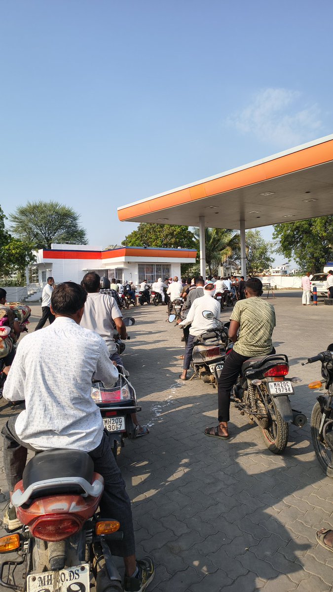 Balkrishna0710's tweet photo. Civic sense 👏
Why there is rush on every petrol pump ?
#petrol https://t.co/wUd85c9HDz