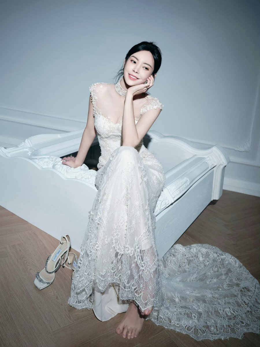 于文文婚纱造型😍 https://t.co/oR86TZUIEC