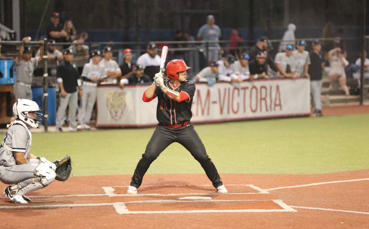 cameron_st48063's tweet photo. 💣💣💣💣💥#4 for this year—hours in the cage, early mornings, late nights… it all payed off with a BIG hit over LCF during our rivalry game!
🔥I’m just getting started. 
💪Hungry to keep working, keep improving, and bring this energy to the next level.

#uncommitted2026
 East High School (Victoria, Tx)
OF ll 2B ll RHP 
@VEHSTitans @Mike_Biel @RD_Spiehs