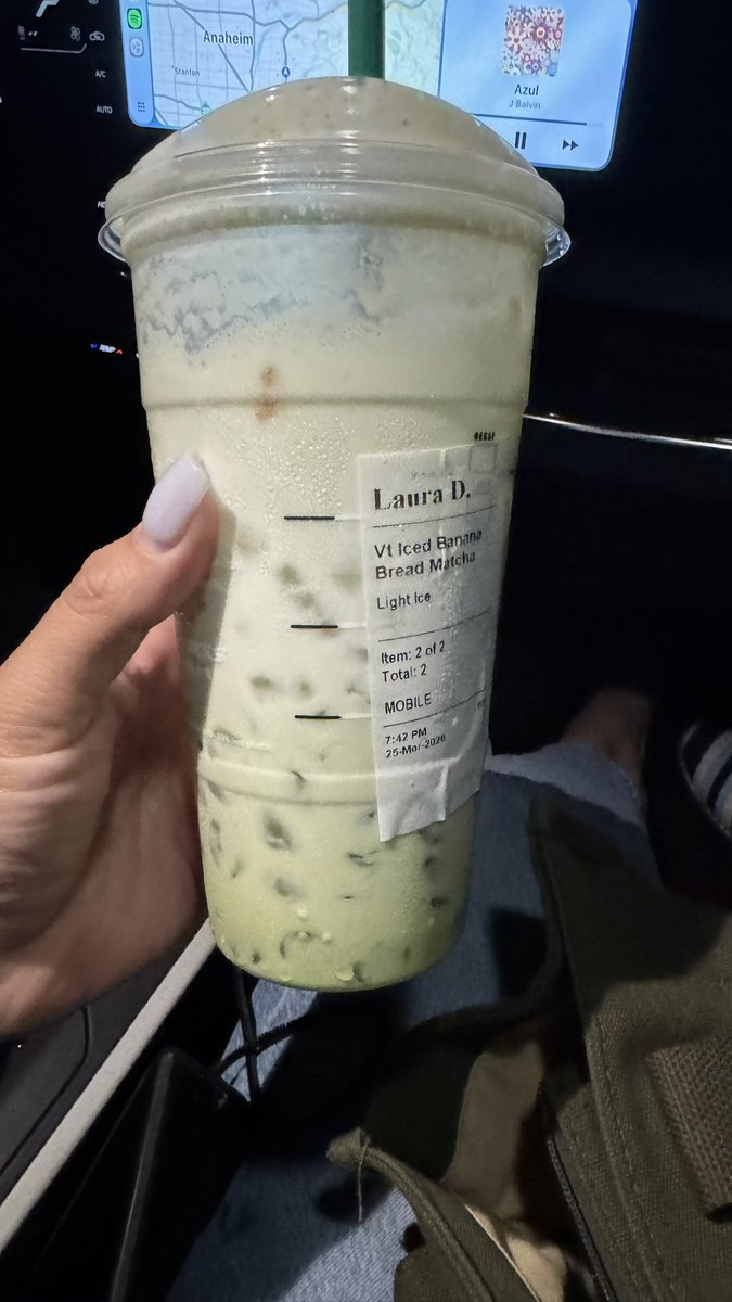 iMissDuran's tweet photo. @Starbucks does this looks like a matcha banana bread with light ice to you? No syrup a lot of ice and taste like plain milk. https://t.co/yhBiX4UO4x