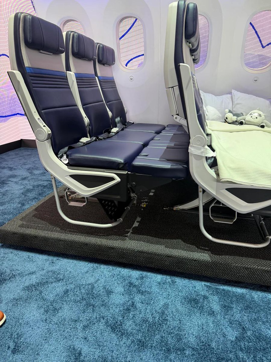 AlertaMundoNews's tweet photo. 🔴 | United Airlines lanza “Relax Row”, una innovación reciente que permitirá convertir una fila de asientos de clase económica en una cama para vuelos internacionales de larga distancia.

Los pasajeros que elijan Relax Row recibirán un colchón a medida, una manta de felpa de tamaño especial, dos almohadas adicionales y un kit de viaje. 

La implementación oficial de Relax Row de United Airlines comenzará a partir de 2027.
