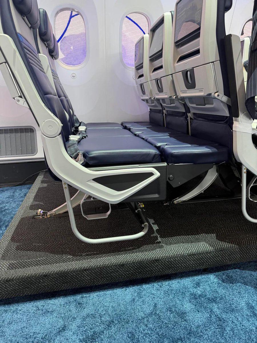 AlertaMundoNews's tweet photo. 🔴 | United Airlines lanza “Relax Row”, una innovación reciente que permitirá convertir una fila de asientos de clase económica en una cama para vuelos internacionales de larga distancia.

Los pasajeros que elijan Relax Row recibirán un colchón a medida, una manta de felpa de tamaño especial, dos almohadas adicionales y un kit de viaje. 

La implementación oficial de Relax Row de United Airlines comenzará a partir de 2027.