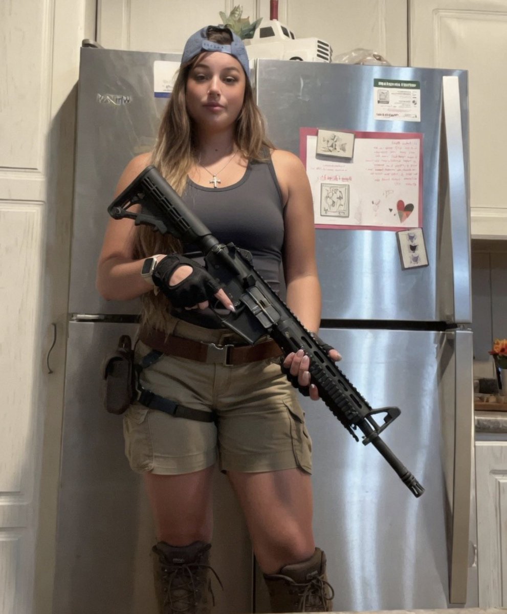 BlueEyedHuntres's tweet photo. Can I be your tomb raider? https://t.co/W7KBdC5PsI