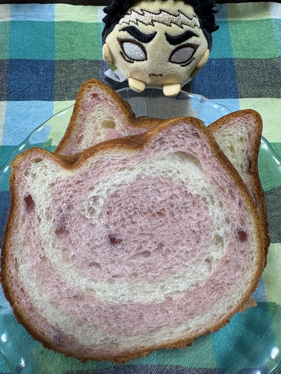 📿なむっなむっ！れんにゅういちごのねこねこしょくぱん！まずは、こうばしいみみのところをたんのうするとしよう！きぶんはじょうじょうだ！