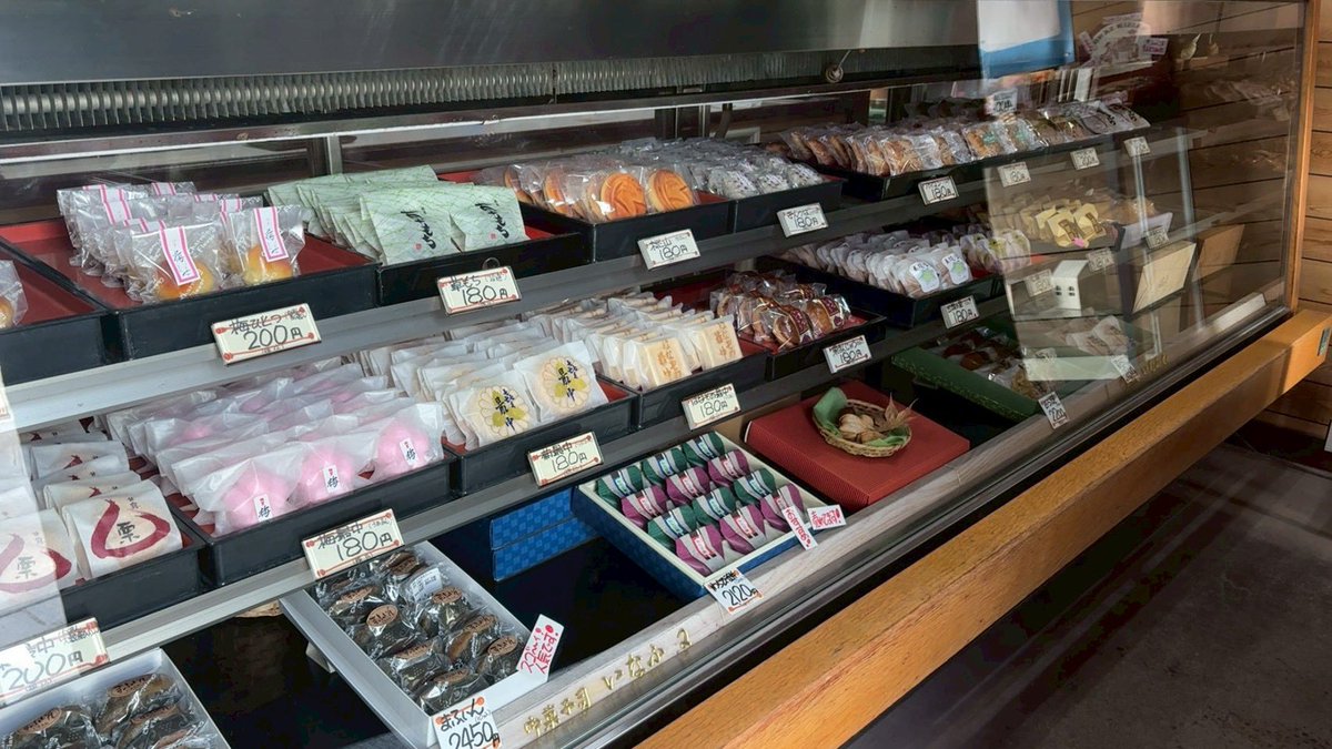 【いなふね菓子舗｜函館市花園町】

60年続く和菓子店🍡
地名のついた「はなぞの最中」は、しっとりこしあんがたっぷり✨
自然のよもぎを使った「よもぎまふぃん」も、やさしい甘さで人気です🍃

花園町におじゃマップの配信はこちら📱👇
api.locotele.services/mini/3817eff3b…

#NCV #函館 #おじゃマップ