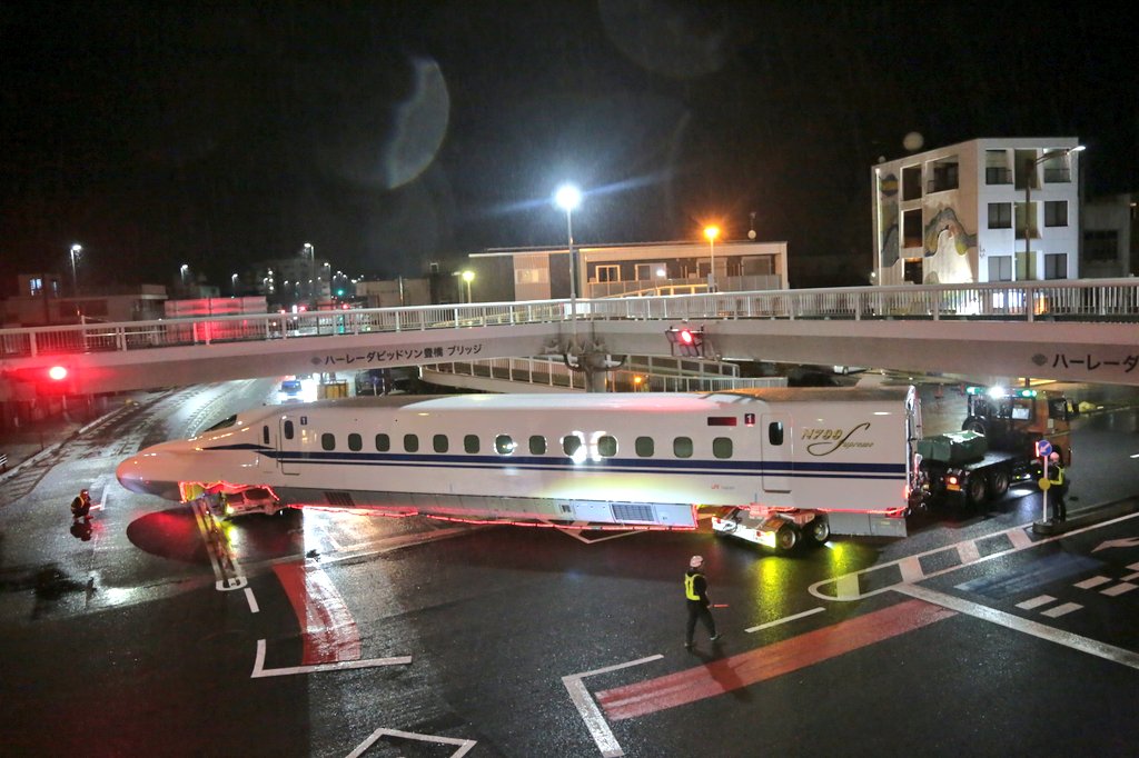 2023dabo's tweet photo. 以前より気になっていた新幹線陸送
雨が降りしきる夜にも関わらず多くのギャラリーが見送ってました(^^)
さて、次からの編成は…
お疲れさまでした❗️
J57編成 https://t.co/EbIT9ynfSu