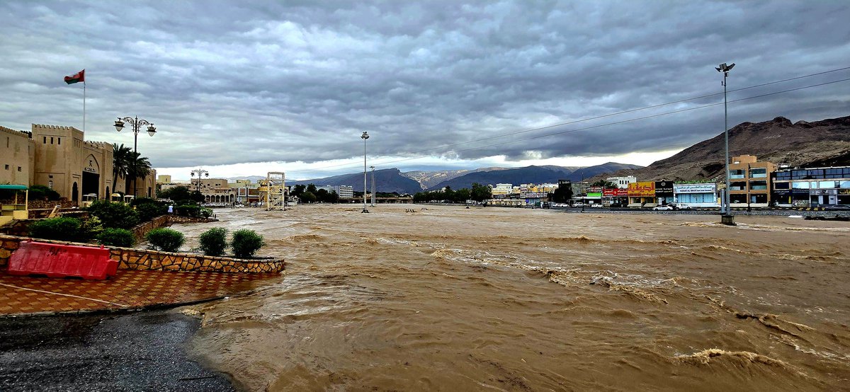 GeoSaud's tweet photo. سبحان الله  ... الآن نزول الوادي عند سوق نزوى قبل قليل الساعة السابعة صباحاً

#اخدودـالمسرات
#منخفض_المسرات
#نزوى https://t.co/xei8IYLye3