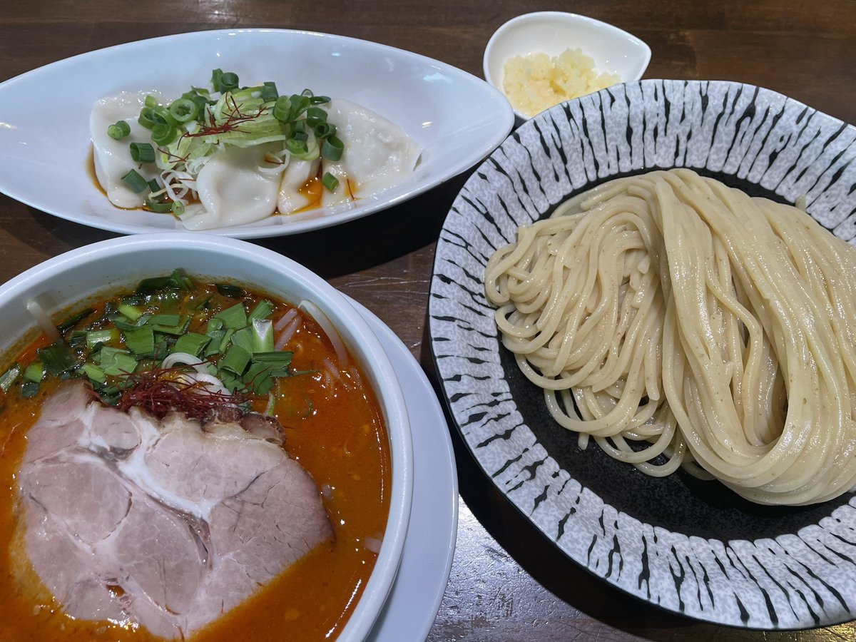 昼飯は五代目むじゃきさんへ🍜　「辛味噌つけめん」＋「水餃子、大蒜（LINEクーポン）」を　こちらでは初めての辛味噌、熱々ちょい辛具材たっぷりなつけ汁⤴️⤴️👍接客も✨💯加味され😋ごちそうさまでした🙇‍♂️