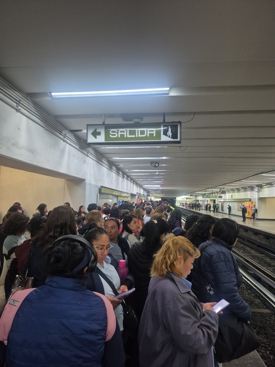 aleex_problemas's tweet photo. @MetroCDMX Ya mas de media hora aquí y nada 💀 https://t.co/6xUMz5u2AT