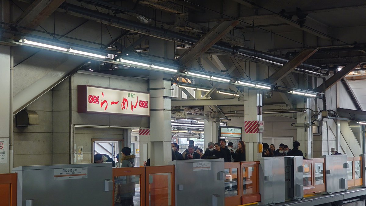 OCampEX's tweet photo. 3月31日で閉店だからかメチャメチャ並んでる https://t.co/s2lWjve9rj