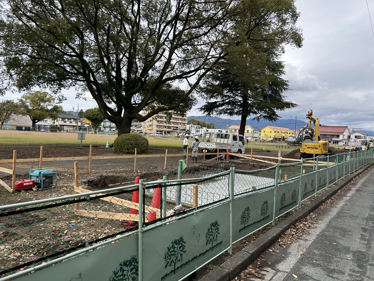 meitetsu_007's tweet photo. @toyokawaguide 稲荷公園がすごいことになってます！
噴水やステージ、遊具、トイレ、ほとんどのものが解体され更地状態に。
北側は全ての木が切られました。 https://t.co/mwy77vEtkq