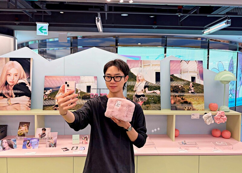 kvibe_yonhap's tweet photo. Lotte Department Store Jamsil branch to host exclusive pop-up for ITZY Yuna’s first solo album
https://t.co/xJMBzqEgge
#잇지_유나 #솔로 #팝업 #롯데팝업 #Itzy #Itzy_Yuna #popup #popups #jamsil #shopping #kpop #lotte @lottedfs_global @ITZYofficial @JYPEITZY_JP https://t.co/RIrRybVeA6