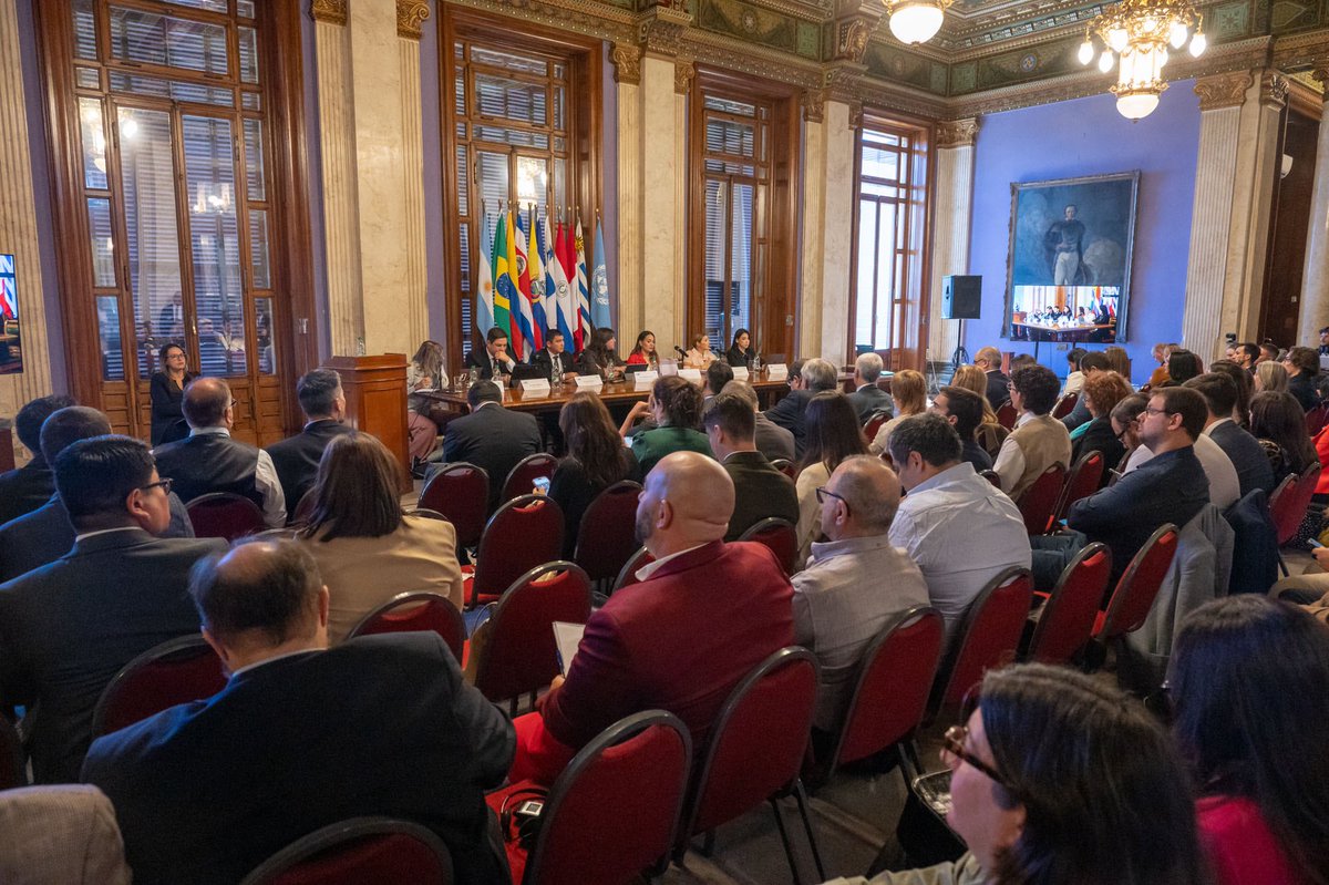 DaniaGonzalz's tweet photo. La regulación digital ya es política de Estado.

En el @intgovforum , posicionamos a El Salvador como un país que no solo regula, sino que ejecuta.

Con una apuesta clara: construir confianza, atraer inversión y desarrollar capacidades para competir en la economía digital.

Resultados: salud digital (@doctorsvapp ) y educación con IA junto a @xai .

🔗 https://t.co/yQstle7Vwb