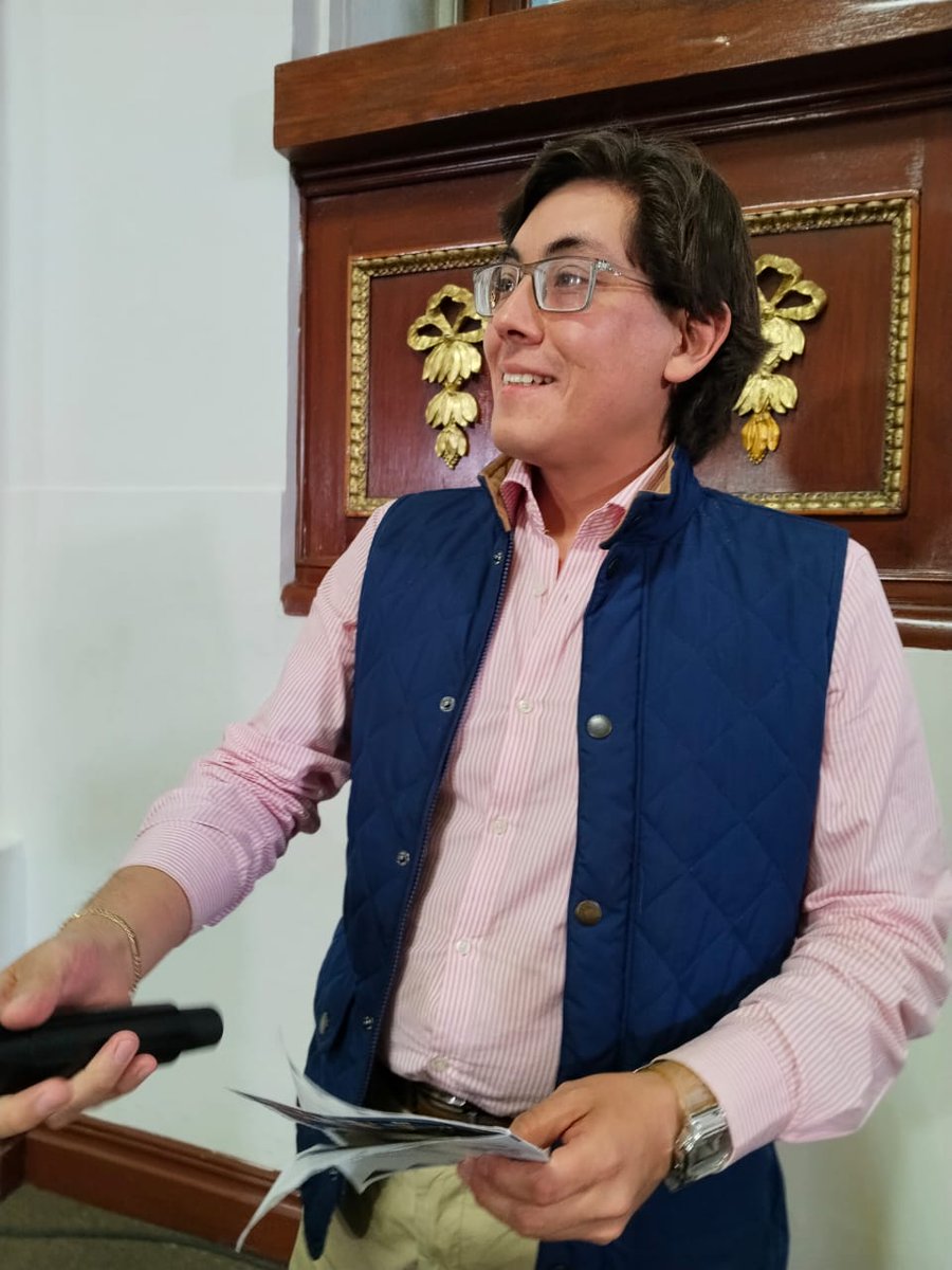 AlbarranRi26233's tweet photo. Publico Nuevo con @migueldlacruz y el Club de Lectura #LeoConElOnce #MichaelSledge #LasPozas @Dharma_Books @OnceNoticiasTV @Congreso_CdMex https://t.co/QFInKfNXfu