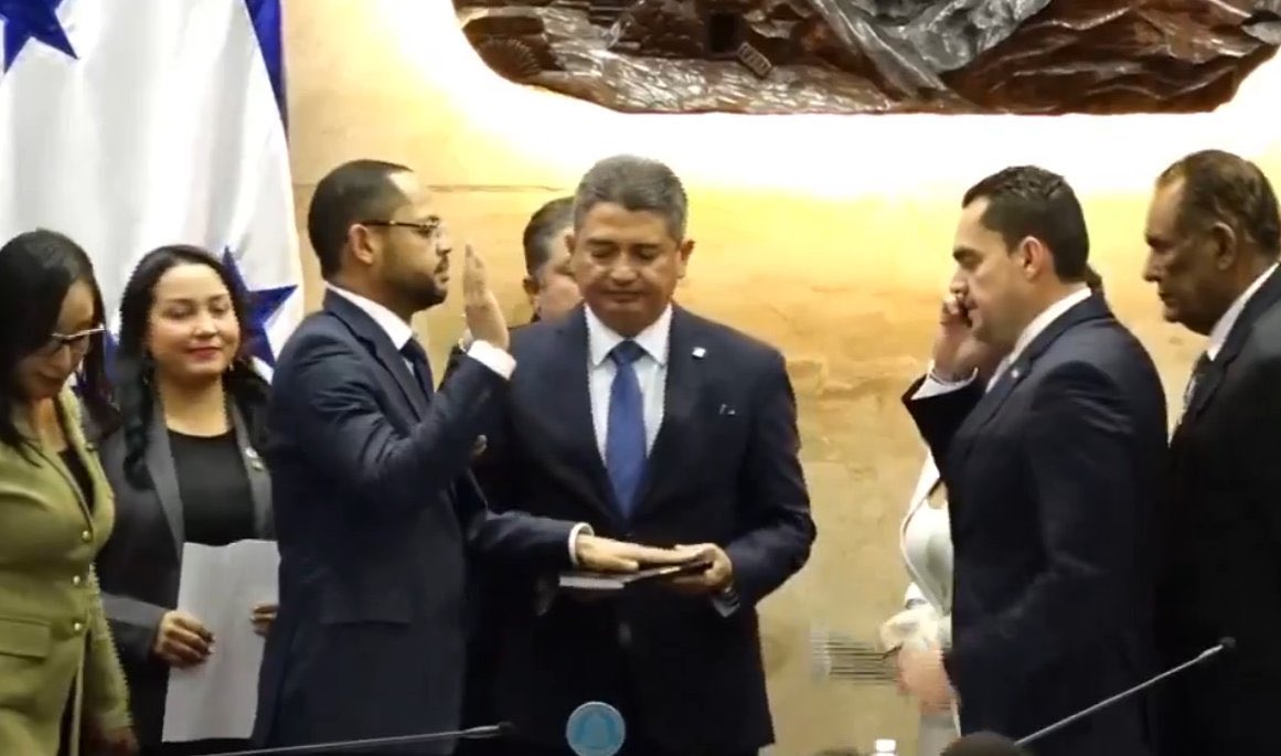 Tras destituir a Johel Zelaya, Congreso Nacional juramenta a Pablo Emilio Reyes como nuevo Fiscal General de la República.