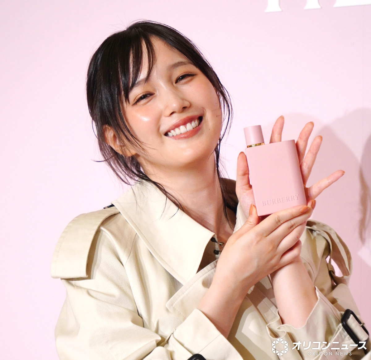 佐々木希、バーバリーチェックのミニスカと ロングブーツで春コーデ