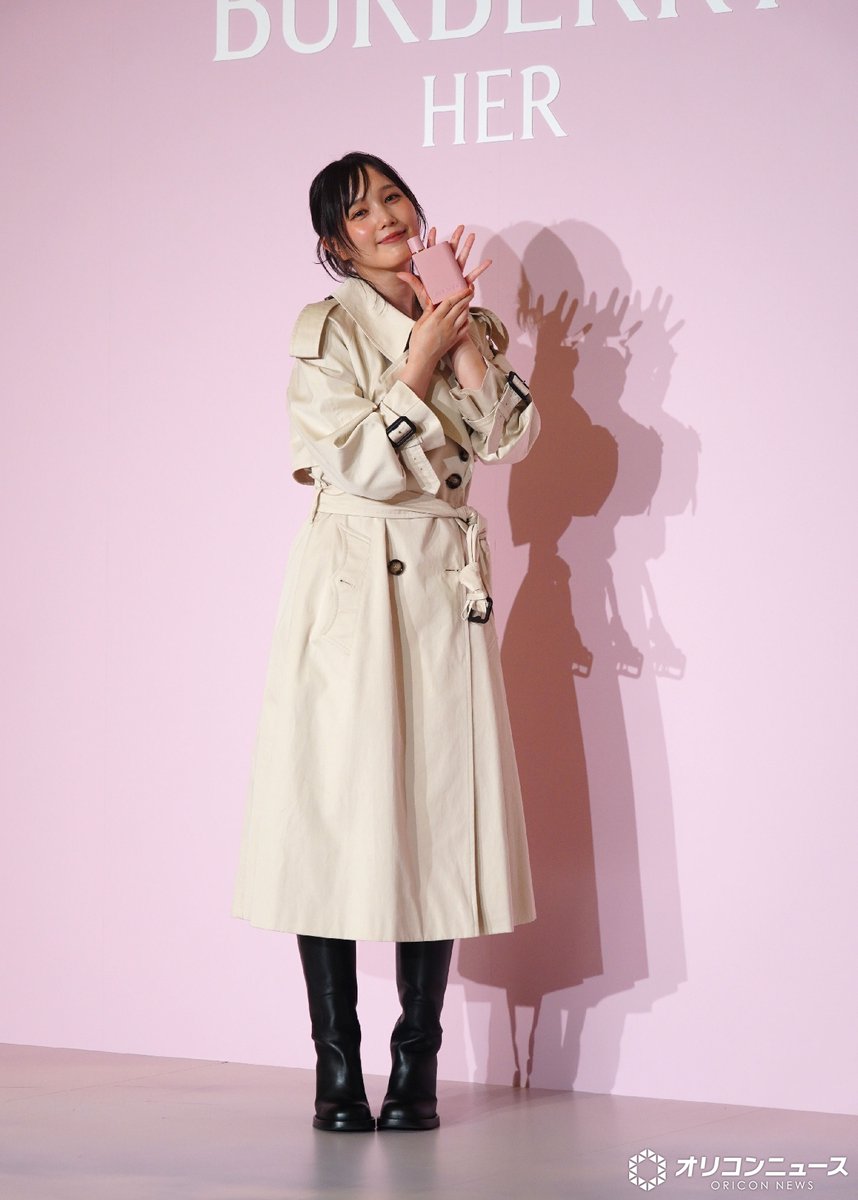 佐々木希、バーバリーチェックのミニスカと ロングブーツで春コーデ