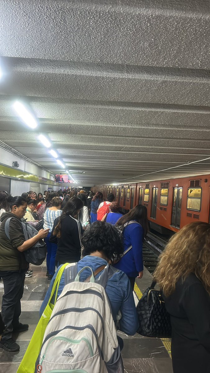 LeeTany7's tweet photo. Cuando voy y cuando regreso es la misma #Ch #MetroConstitucion #MetroHidalgo y así queremos un Mundial https://t.co/Gtg6EC4Bt6