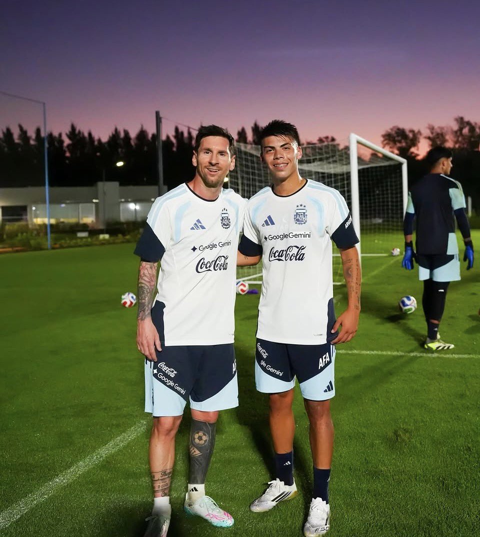 RojasArgentino's tweet photo. Santiago Espindola 🇦🇷
Convocado al seleccionado argentino Sub20, compartió entrenamiento con Leo Messi y los Campeones Mundiales.
Cumple sus sueños y nos hace feliz a todos.
Un verdadero orgullo!! https://t.co/rhG0rzguE5