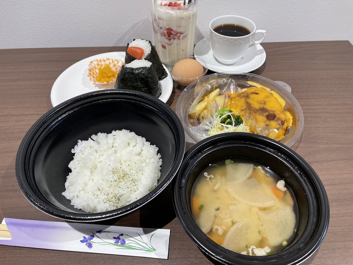 mainichi_shogi's tweet photo. 大阪府高槻市の関西将棋会館で指されている王将戦第7局は2日目の昼食休憩に入りました。注文内容は：
◎藤井王将
チキン南蛮弁当
アイスティー
◎永瀬九段
おにぎりセット（塩むすび・明太子）
デミグラスと温玉チーズインハンバーグ（ご飯付き）
ホットコーヒー（ストロング）
フレッシュいちごミルク https://t.co/FJJRvGMk7y