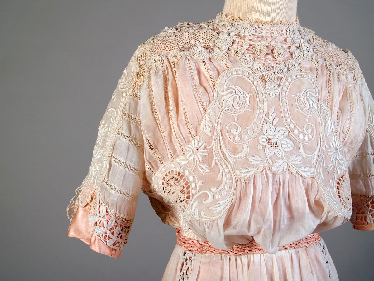 plummie9's tweet image. American

Afternoon dress, 1907

Ivory chiffon over peach silk, embroidered cotton, crochet

Kent State Uni
#FashionHistory