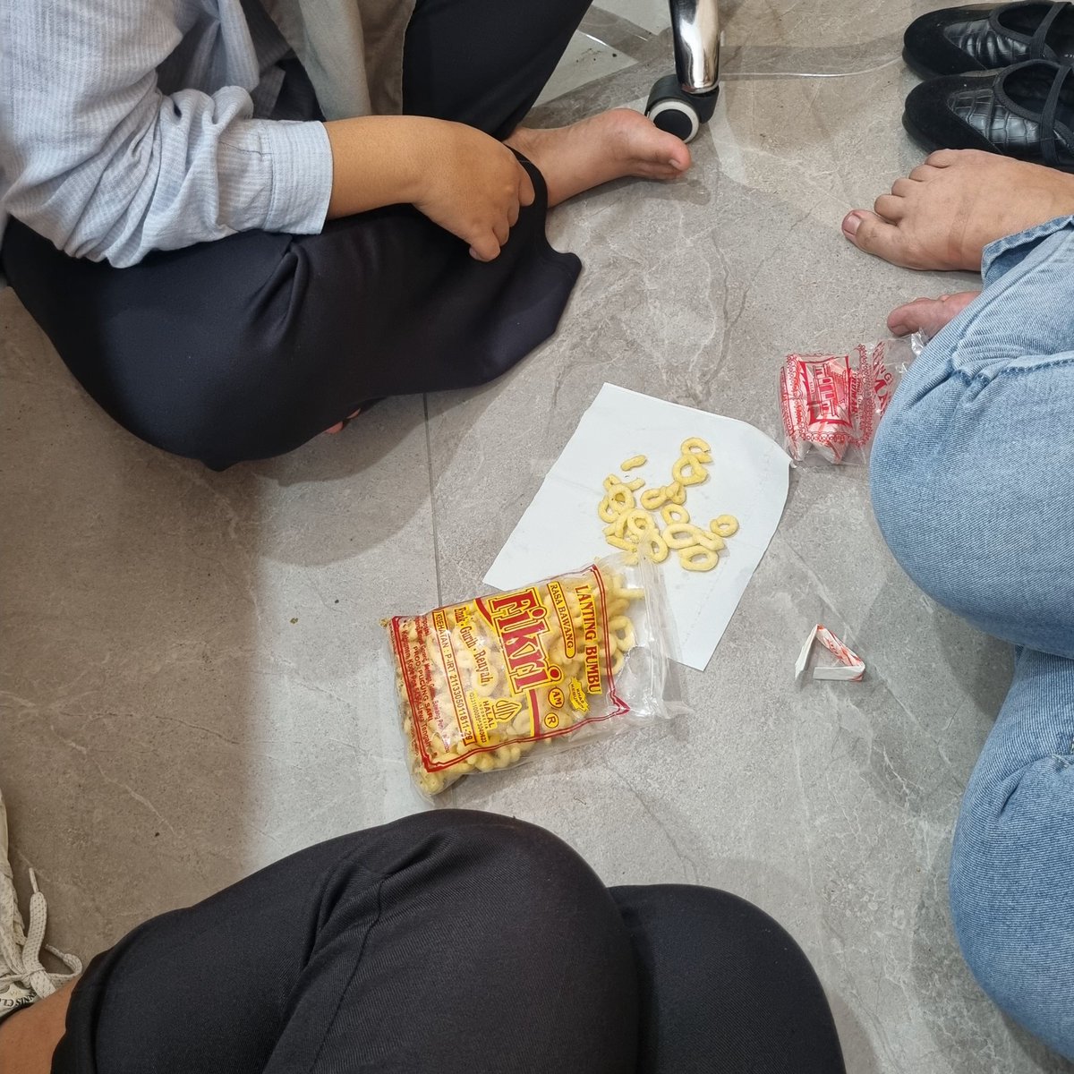 takemeback0's tweet photo. Ini kantor apaansih sebenernya https://t.co/jdnD0TdQYb