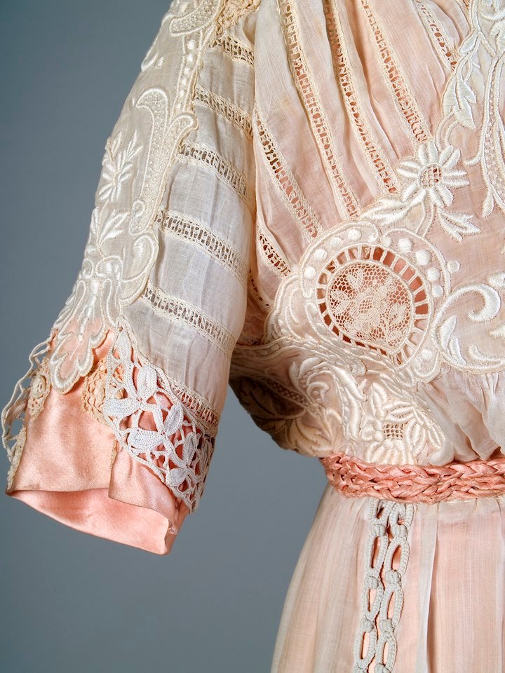 plummie9's tweet image. American

Afternoon dress, 1907

Ivory chiffon over peach silk, embroidered cotton, crochet

Kent State Uni
#FashionHistory