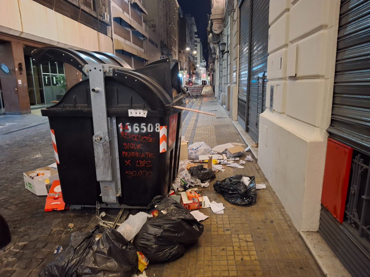 manatop1's tweet photo. Perú 362....todos los días así y nada cambia !!!! Muden ese contenedor!!!! https://t.co/V5nDKMxWS1