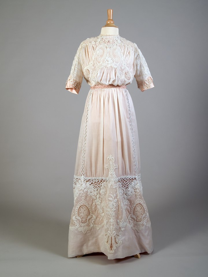 plummie9's tweet image. American

Afternoon dress, 1907

Ivory chiffon over peach silk, embroidered cotton, crochet

Kent State Uni
#FashionHistory