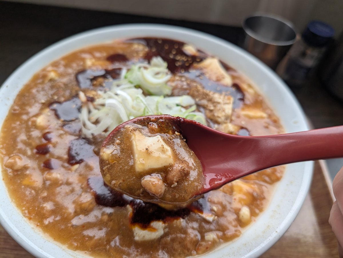I4eKyV2HGq483's tweet photo. 新潟市江南区 ﾗｰﾒﾝ工房まるしんさん
マーボー麺大盛辛め山椒多め
粘度高めの麻婆餡は甘みが先にくる
デフォルト辛さ控えめ
柔い細麺は普通盛でもたぶん多め
ひき肉大きめでしっかり具材の役割
餡が醤油スープに溶けて最後まで美味しく
ごちそうさまでした🙏
＃最愛新潟ラーメンcp ＃SUSURUTV. https://t.co/PONnP17yxU
