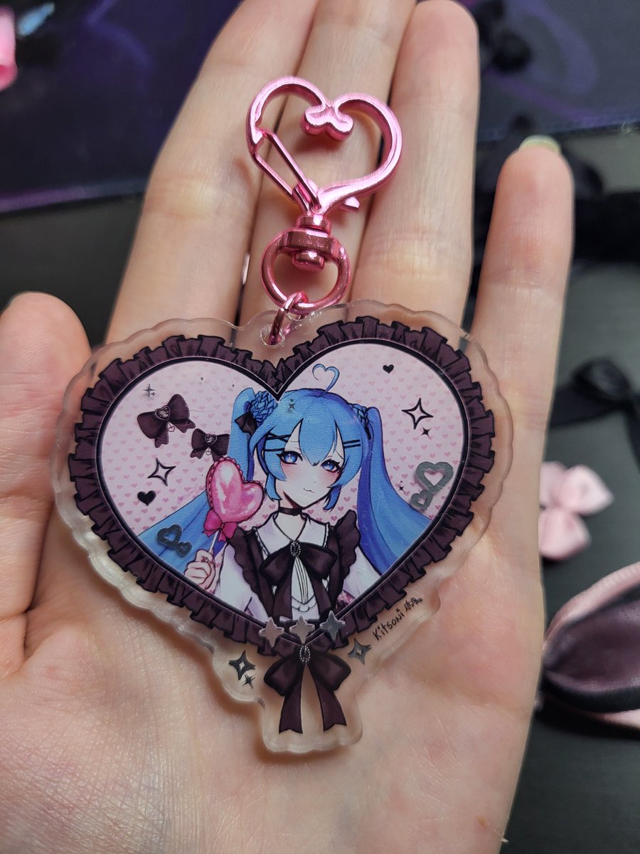 KitsoniVT's tweet photo. the smallest keychain has special silver stamping on the front side✨ https://t.co/RyqacPwvK8