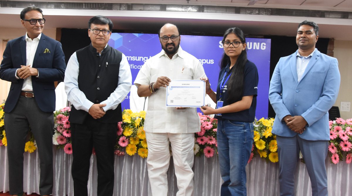 EssciIndia's tweet image. ESSCI facilitated certification of 400 candidates at KMCLU, Lucknow, in the presence of Hon’ble Minister Shri Yogendra Upadhyay &amp;amp; Samsung’s Shubham Mukherjee—strengthening industry-academia collaboration for future-ready skills.

#ESSCI #SkillDevelopment #Certification #Swades